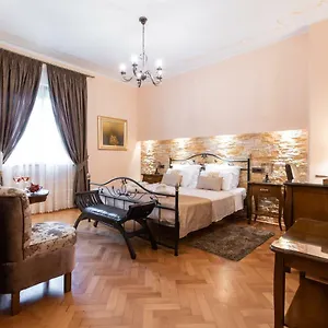4* Pensión Unique Luxury